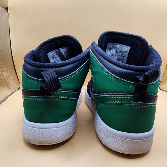 Sky Jordan 1 Kids 2.5Y Pine Green Black BQ7196-003 Velcro - Picture 2 of 6